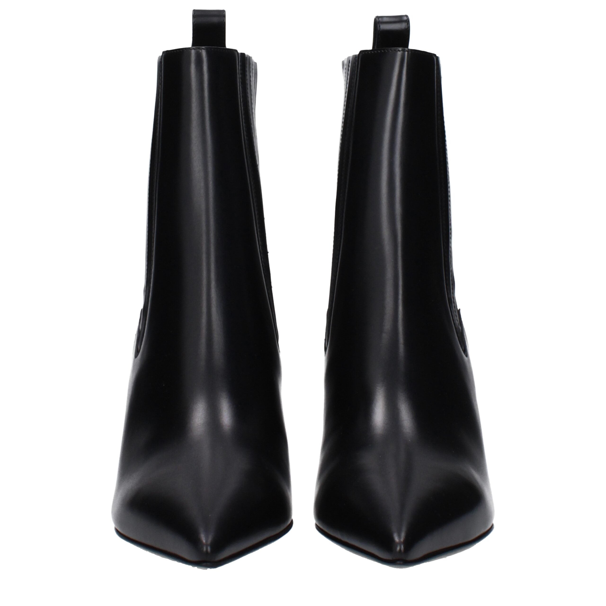 Svarta läderstövlar med spetsig tå