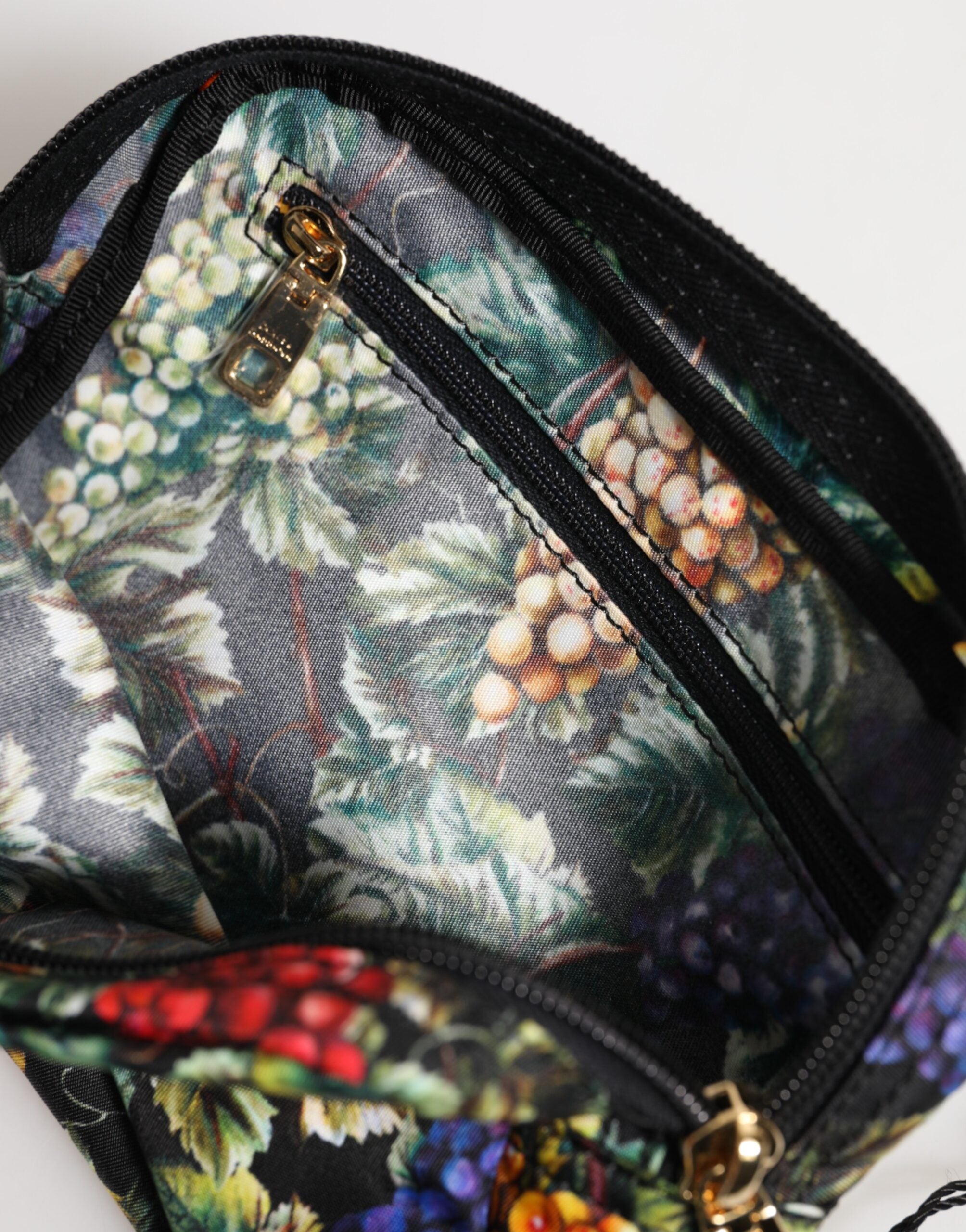 Flerfärgad nylonpåse med druvtryck och logotypplakett