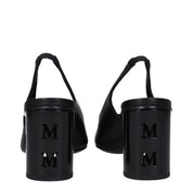 Svarta pumps i läder med hög klack och logotypdetaljer