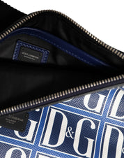 Blå vit läderhandväska med D&amp;G-logoplack, bärs över axeln.