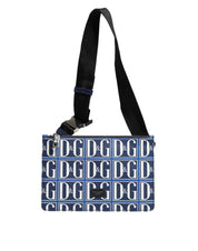 Blå vit läderhandväska med D&amp;G-logoplack, bärs över axeln.