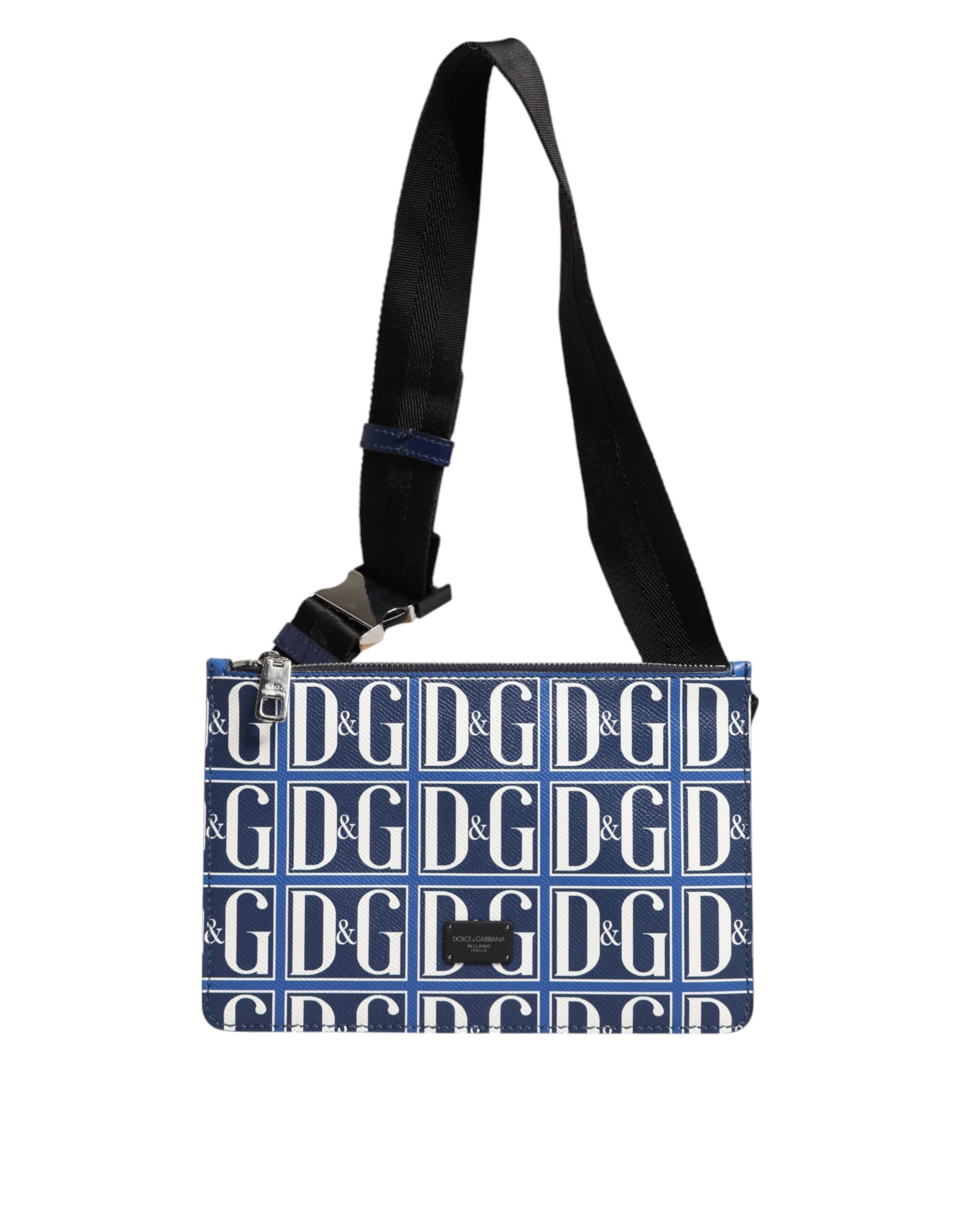 Blå vit läderhandväska med D&amp;G-logoplack, bärs över axeln.