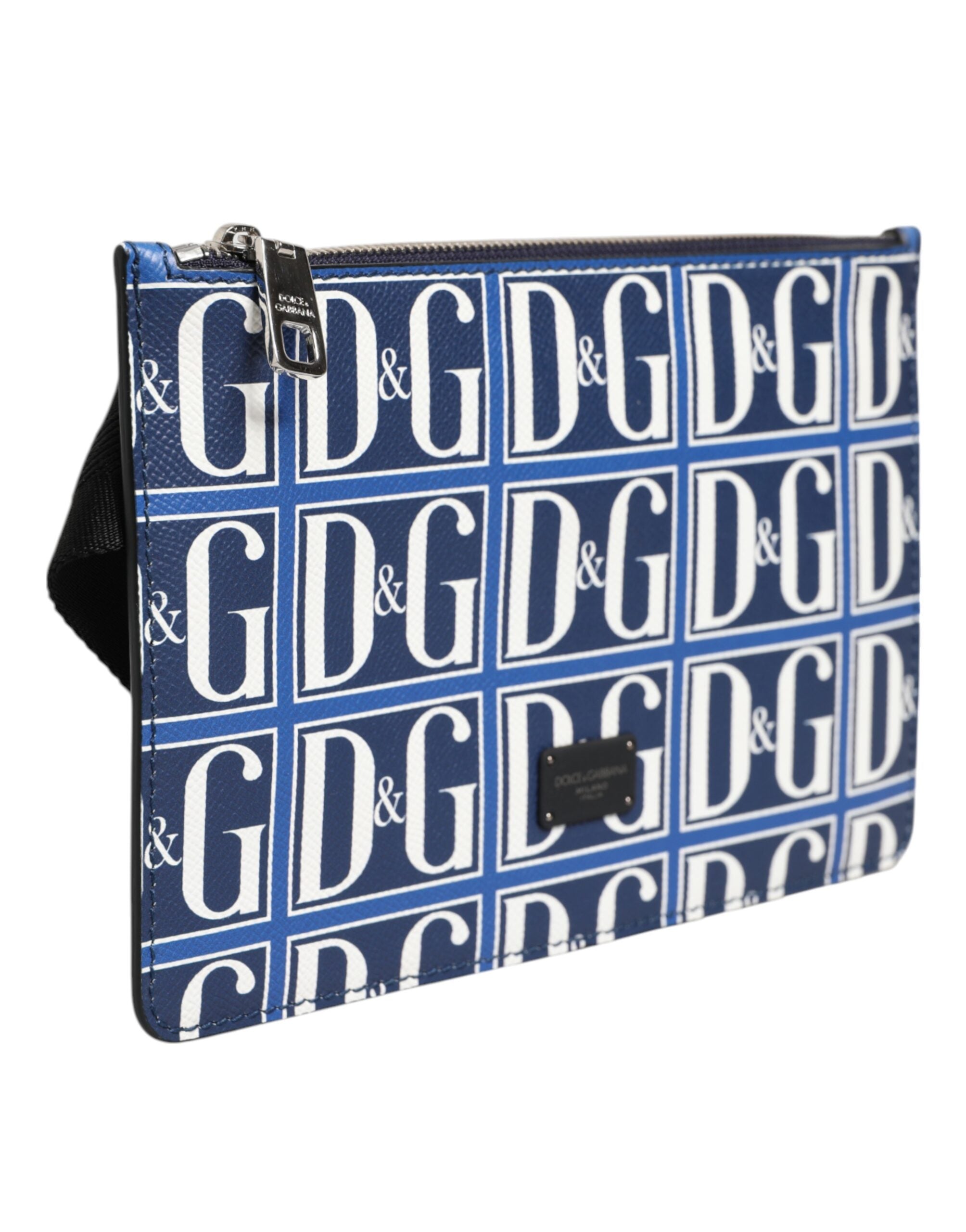 Blå vit läderhandväska med D&amp;G-logoplack, bärs över axeln.