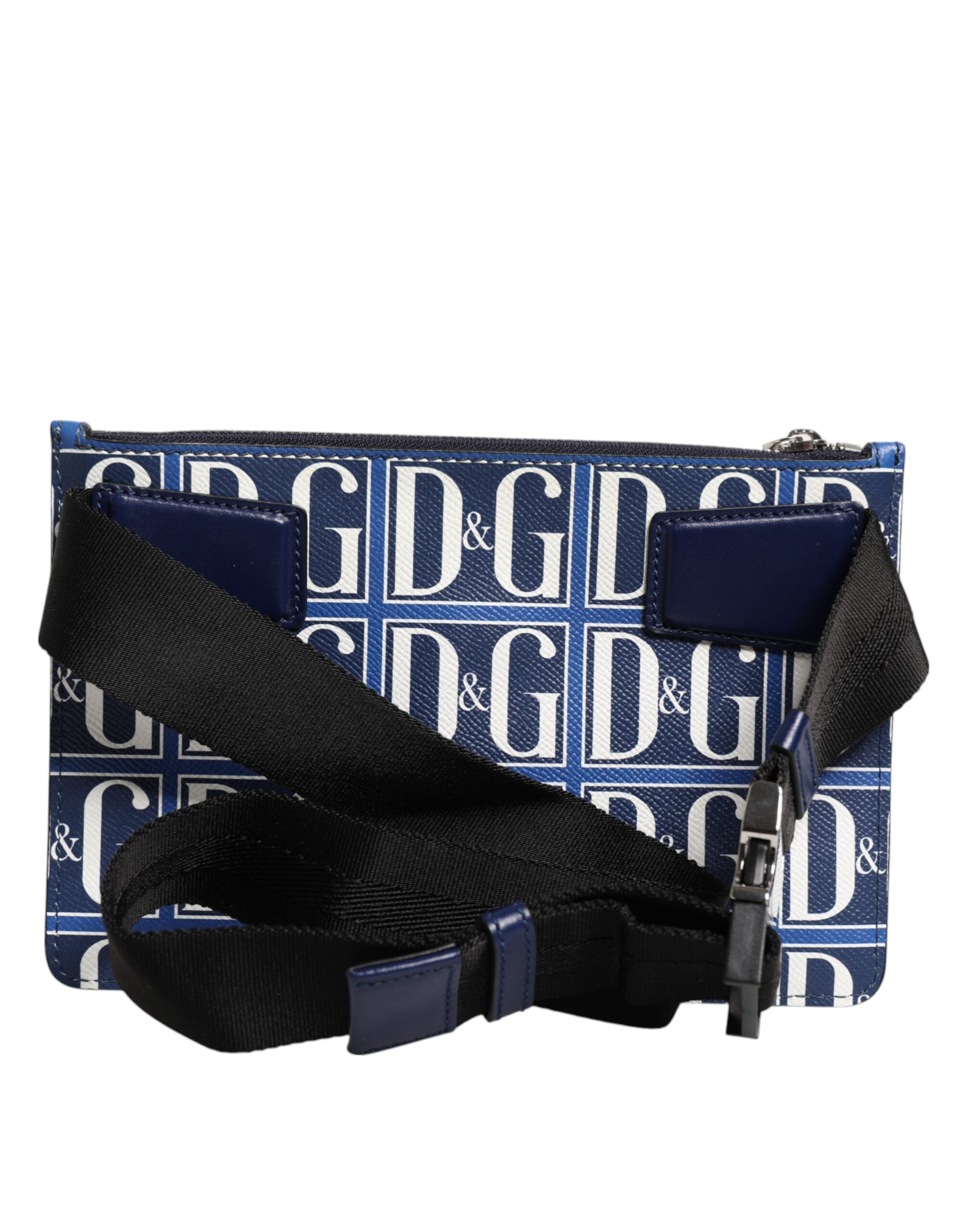 Blå vit läderhandväska med D&amp;G-logoplack, bärs över axeln.