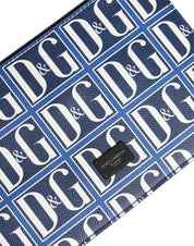 Blå vit läderhandväska med D&amp;G-logoplack, bärs över axeln.