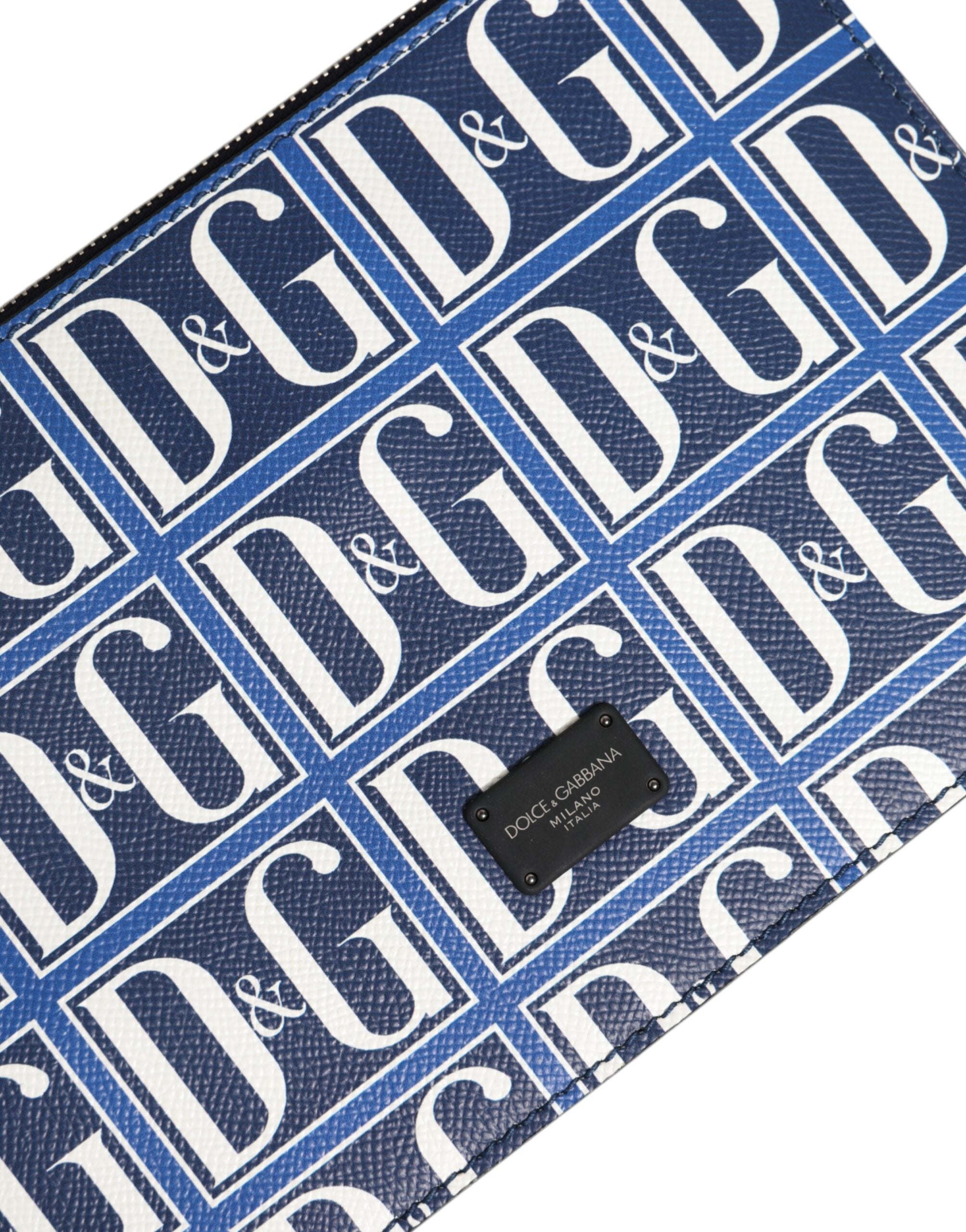 Blå vit läderhandväska med D&amp;G-logoplack, bärs över axeln.