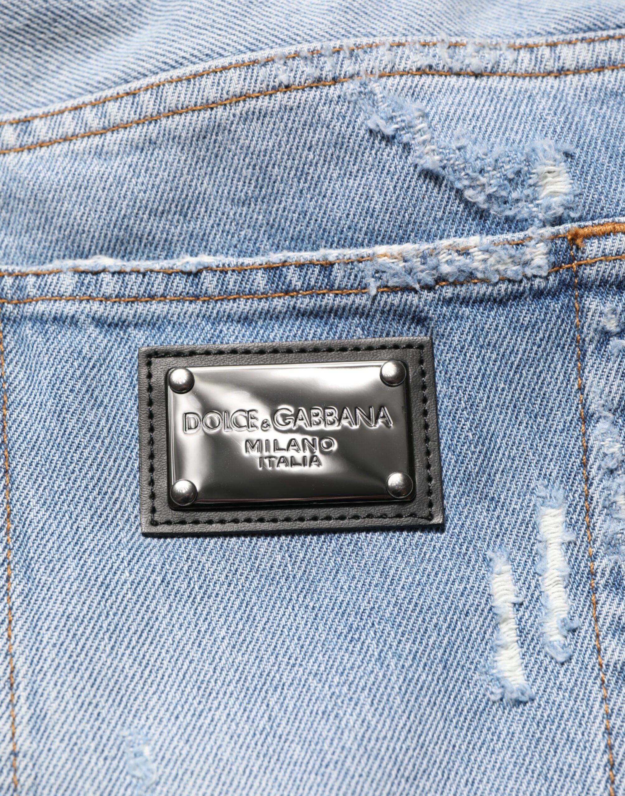 Blå slitna, slitna jeans