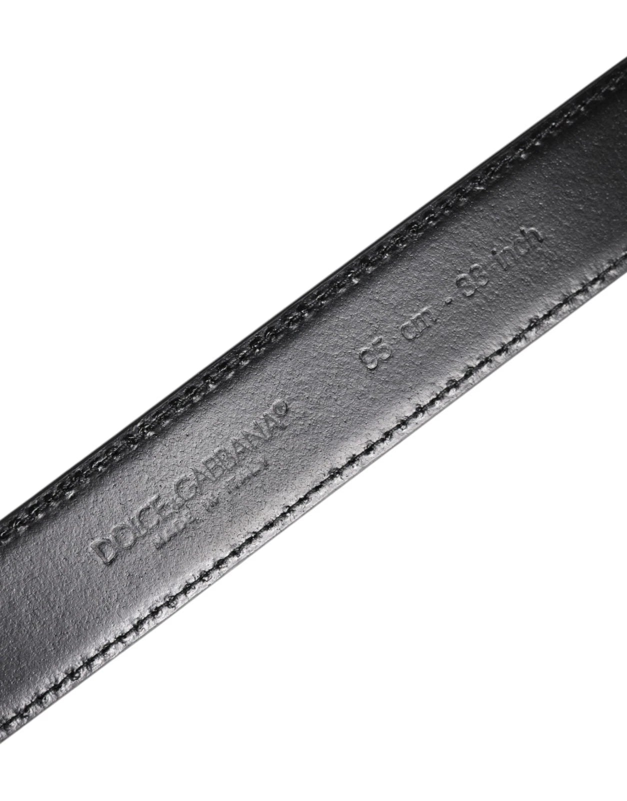 Bälte i svart kalvskinn med silverfärgad metallspänne