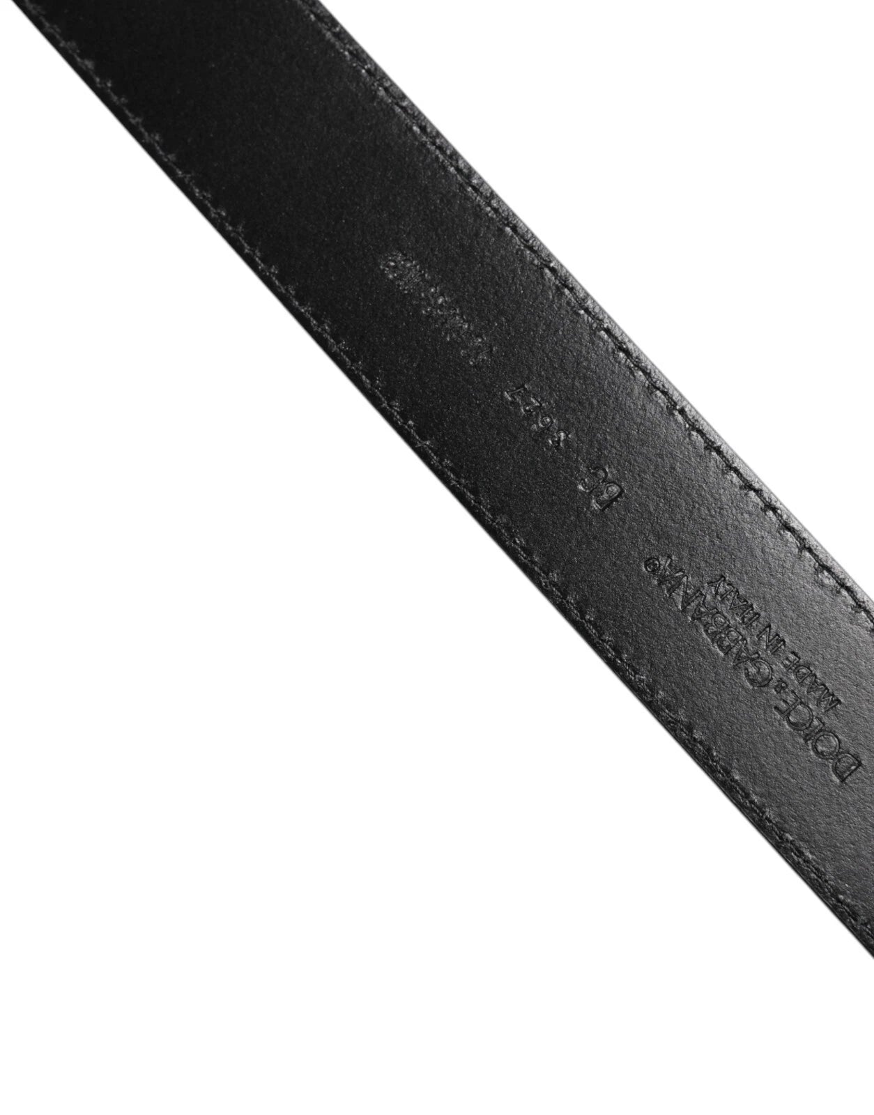 Männs bälte i svart läder med metallspänne, klassisk modell.