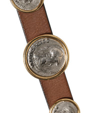 Brun läderbälte med guld- och silverskedja och spänne.