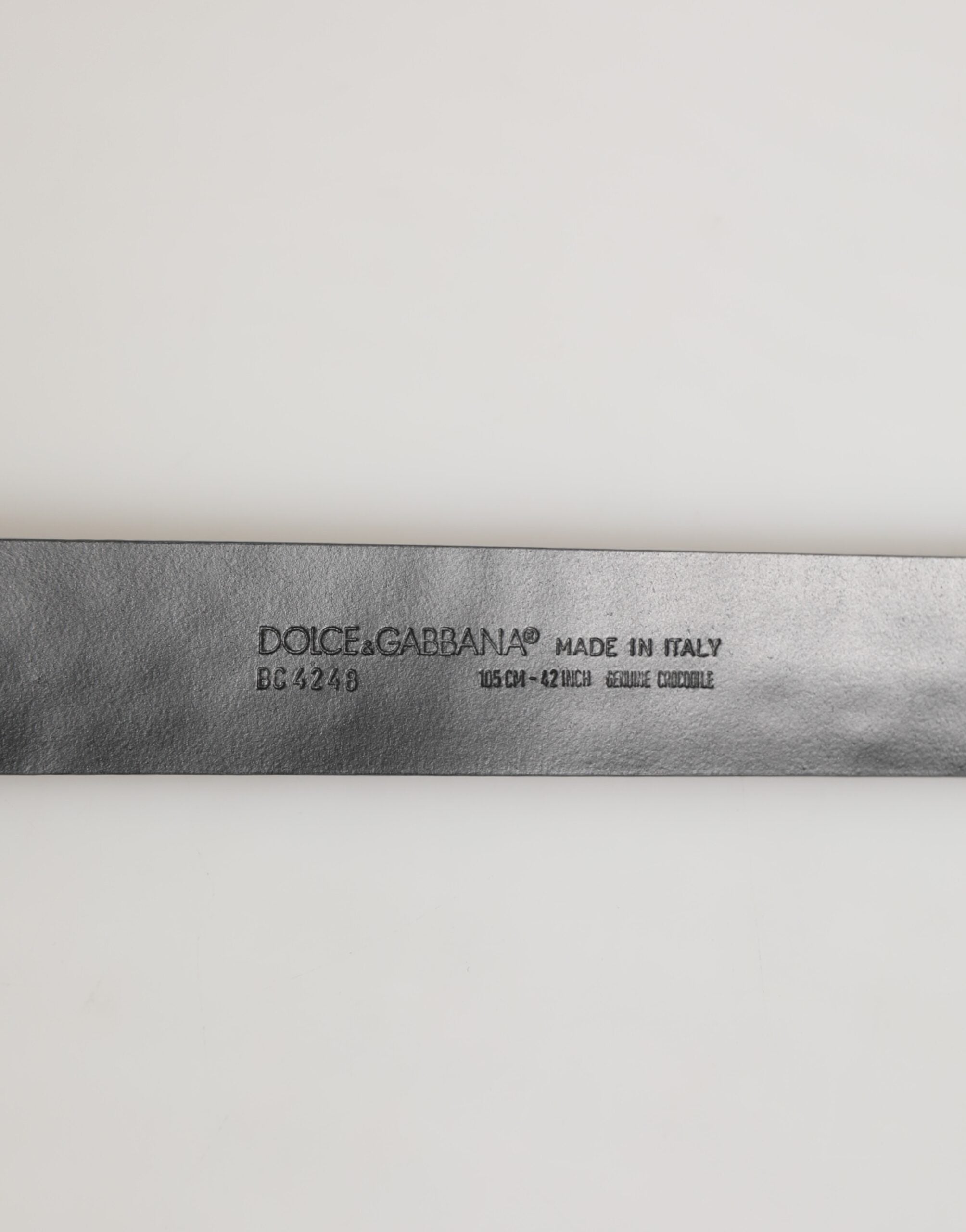 Bälte i exotiskt läder med DG-logobrooch i svart.