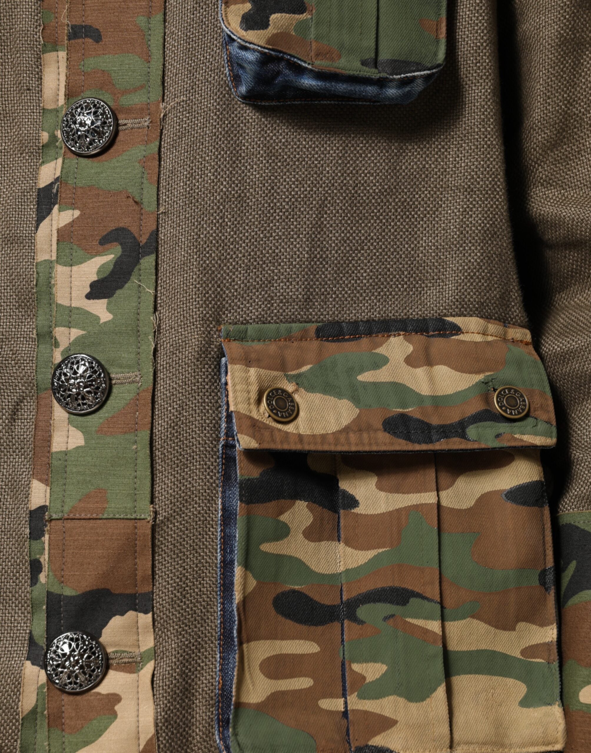 Brun kamouflagefärgad dunjacka i linneblandning med knappar