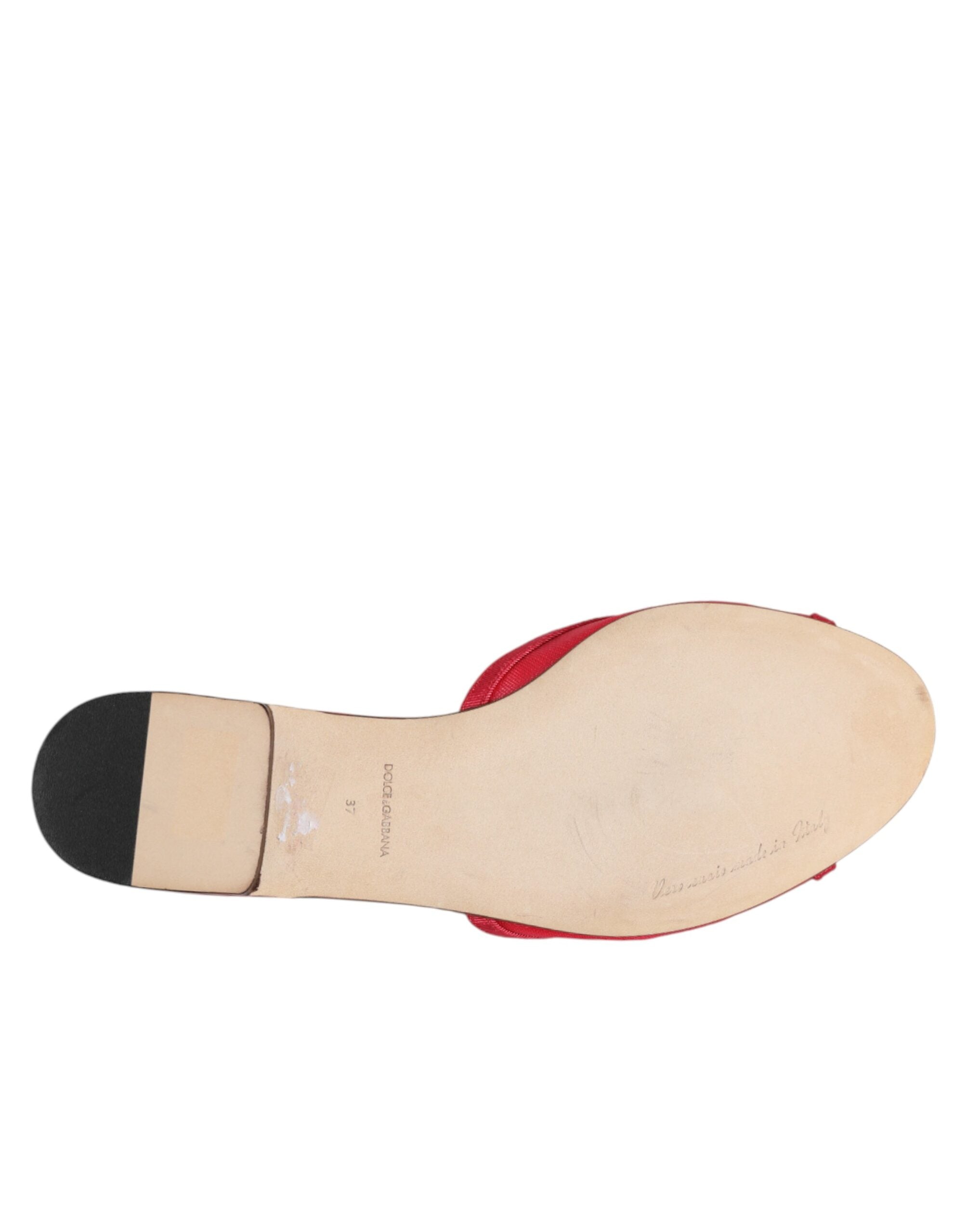 Röda utsmyckade slip-on sandaler