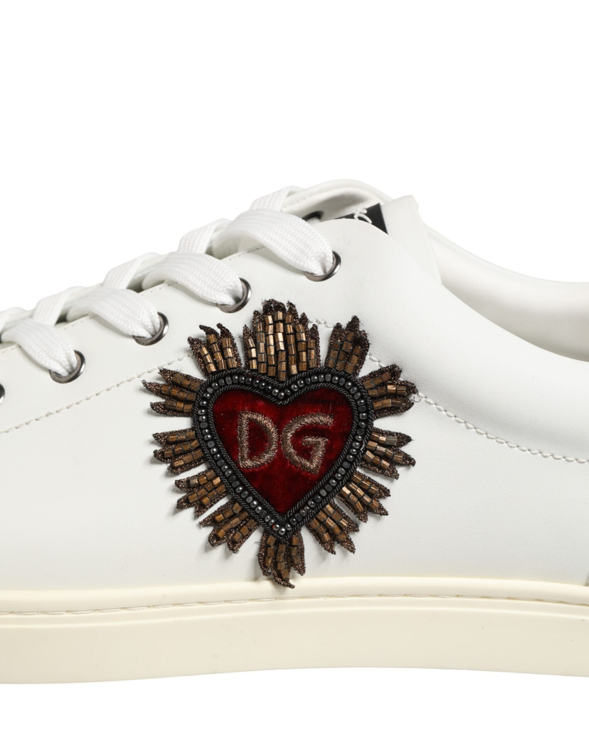 Dolce & Gabbana vita låga sneakers i läder med hjärtutsmyckning