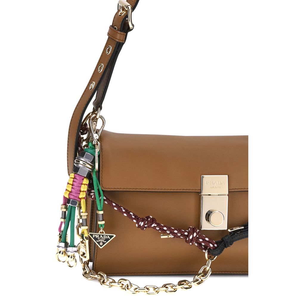 Brun axelväska i kalvskinn med metallisk logotypdetalj - Prada