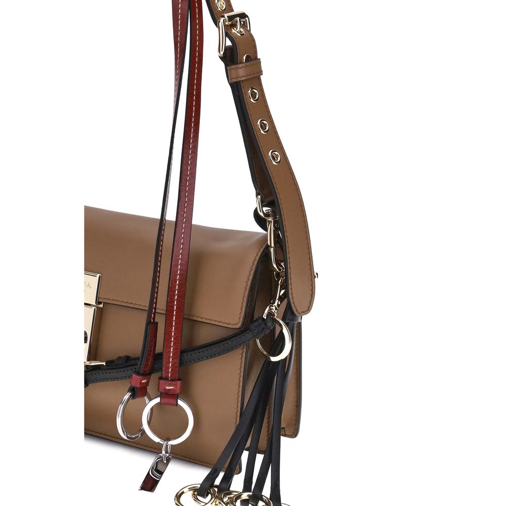 Brun axelväska i kalvskinn med metallisk logotypdetalj - Prada