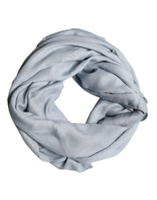 Ljusblå stickad sjal i kashmir med logotypdetaljer