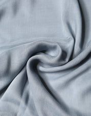 Ljusblå stickad sjal i kashmir med logotypdetaljer