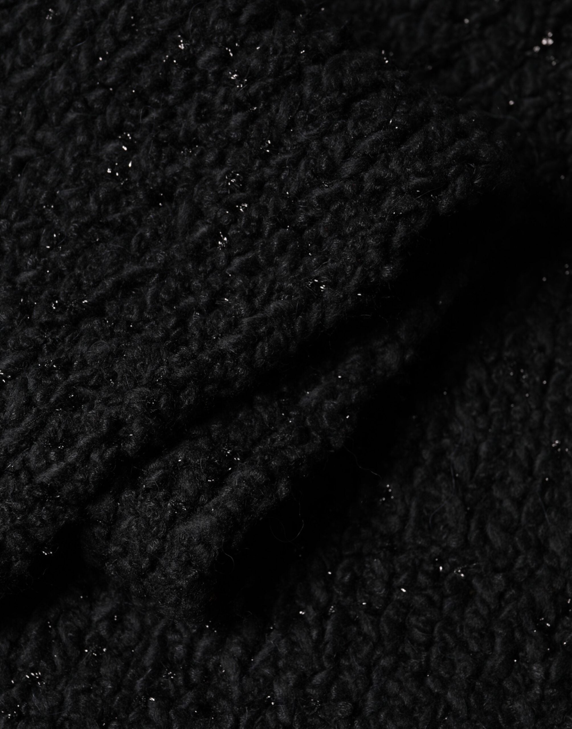 Svart ullfransad halsduk med omlott