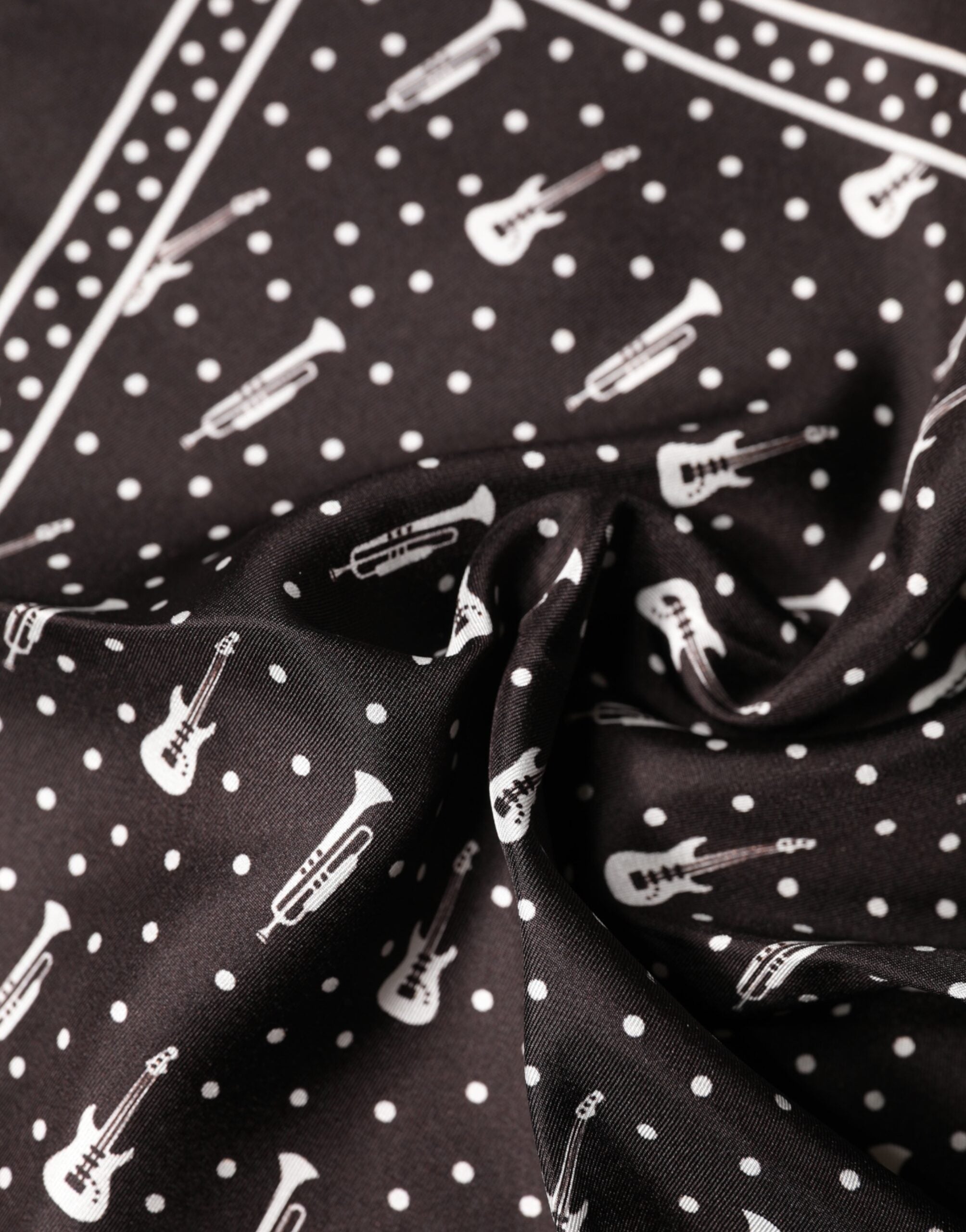 Svart tryckt näsdukshalsduk