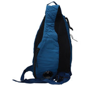 CP Company blå tygaxelväska med logotyp